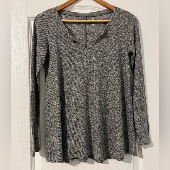 HOLLISTER - Gray Knit Long Sleeve Top - Picture 2 of 7